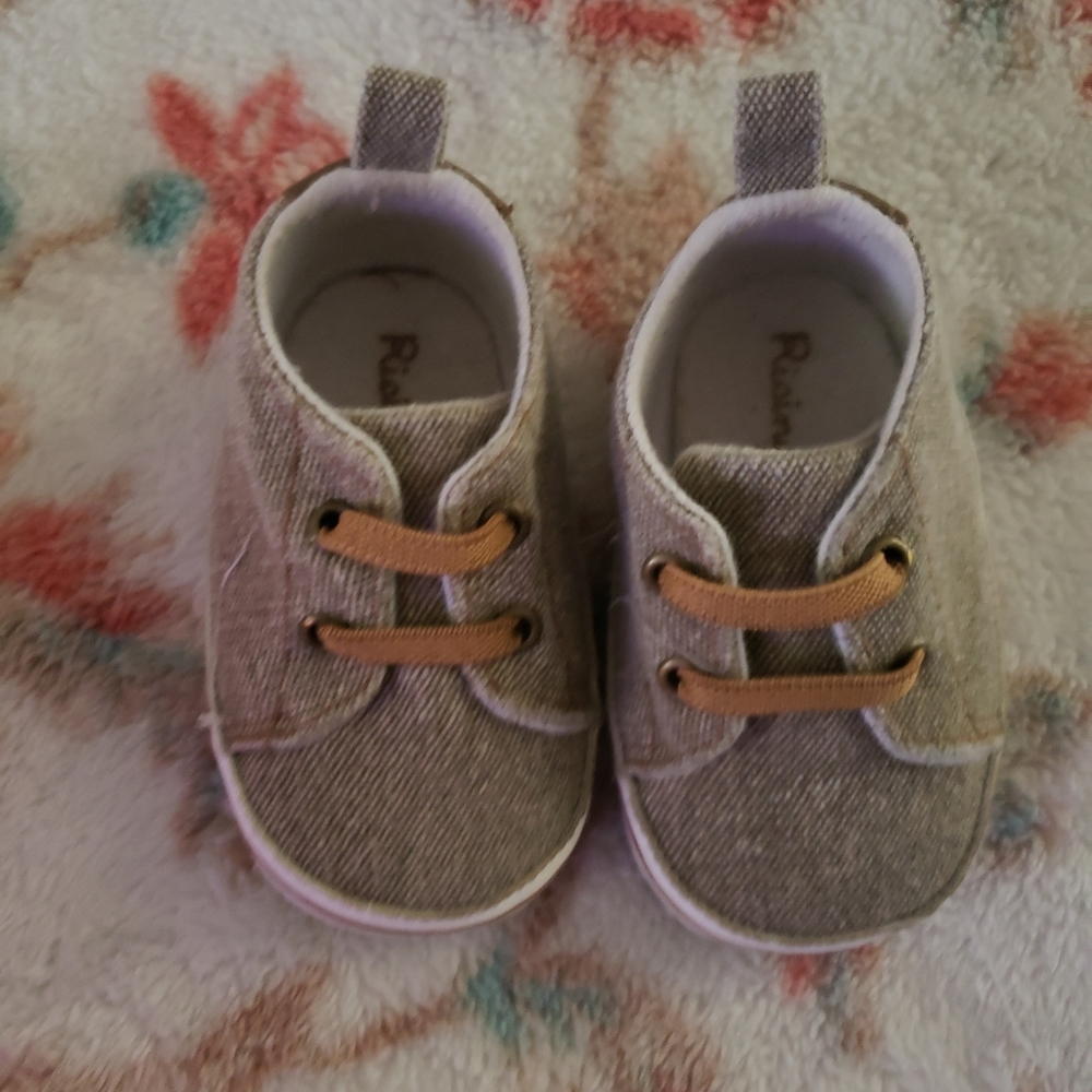 3 to 6 month old Raising star canvas shoes